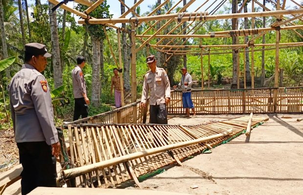 Foto : Lokasi yang diduga dijadikan tempat perjudian dibongkar petugas.