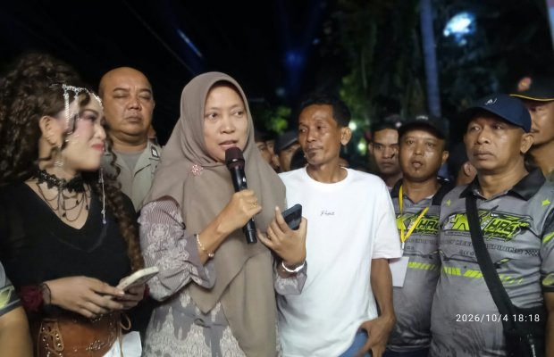 Foto: Kades Ary Wahyudi pimpin pelepasan peserta pertama pada Minggu (4/10/2026).