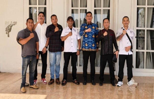 Foto : H. Nursamsi berdampingan dengan Wakil Bupati Lumajang