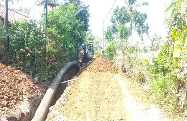 Foto : Pemasangan pipa besar proyek SPAM dari Sumber Mrutu Desa Pandansari. Doc.memoonline