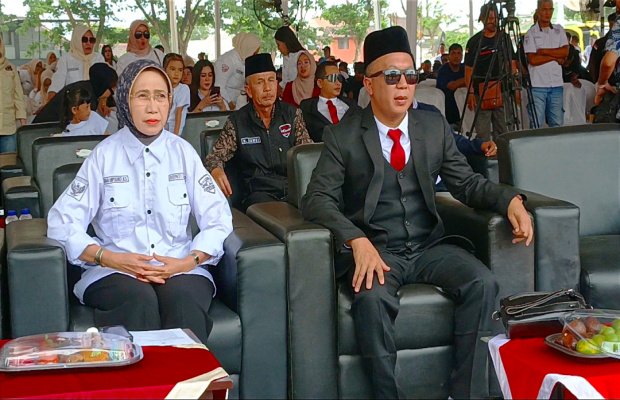 Foto : Ketua Sakera DPC Lumajang (H. Nur Samsi) bersama Bupati Lumajang (Bunda Indah).
