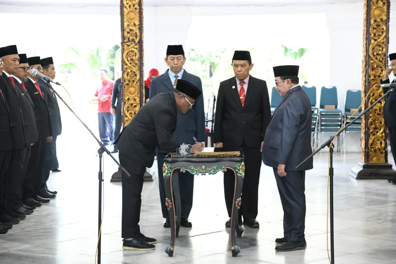 Foto: Wabup Sumenep KH Imam Hasyim Saat Melantik 55 ASN di Pendopo Agung Keraton Sumenep
