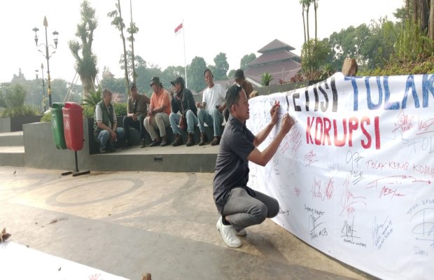 Foto: Masyarakat kabupaten Bogor bubuhkan tanda tangan tolak korupsi 