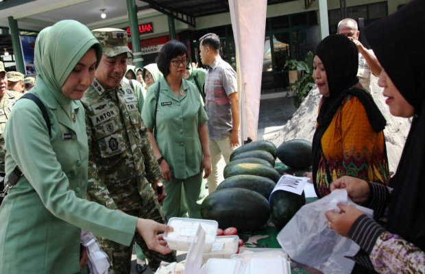 Foto: Suasana kegiatan bazar HUT TNI di Kodim 0821 Lumajang. (Doc.memoonline)