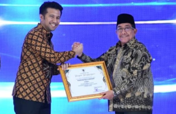Foto: Wakil Bupati Sumenep, KH Imam Hasyim SH. MH. saat menerima penghargaan dari Wakil Gubernur Jawa Timur 