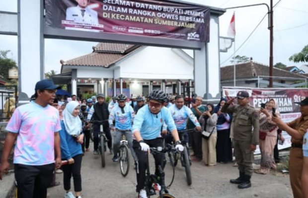 Foto: Gus Fawait Gowes Bareng OPD sambil Pantau Jalan Rusak dan PJU