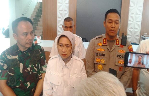 Foto : Bupati Lumajang (berhijab warna putih), saat diwawancarai wartawan.