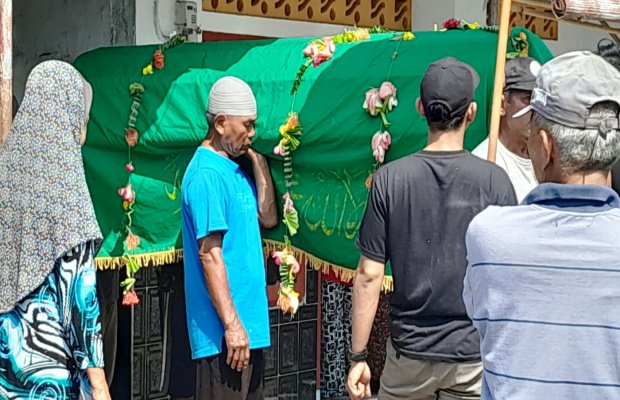 Foto : Menjelang pemakaman. (doc.memoonline).
