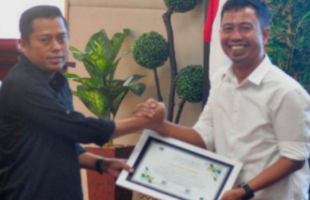 Foto: Gunawan Sujana, founder sekaligus content creator PNS Jalan-jalan bersalaman dengan Faisal Warid Ketua PWI Sumenep 