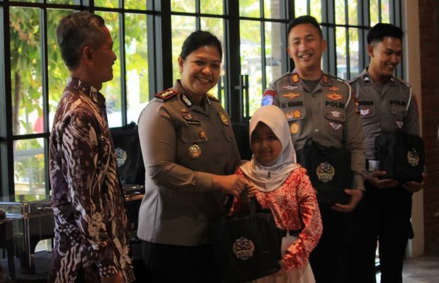 Foto: AKBP Asmida Rizki Siregar Kapolres Probolinggo Bersama Personil Polisi Cilik ( Pocil )