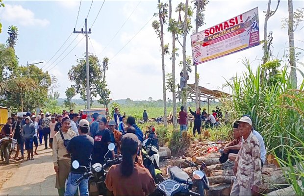 Foto : Suasana saat pemasangan banner (doc. Memoonline)