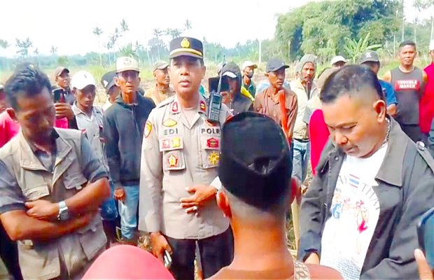 Foto : Kapolsek Randuagung Polres Lumajang, memberikan imbauan. (Doc.Memoonline).