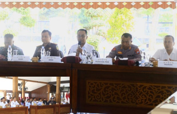 Foto: Ugas Irwanto Sekda Kabupaten Probolinggo Memimpin Rapat High Level Meeting ( HLM ) Pembahasan Tata Kelola BBM dan LPG
