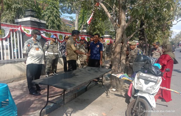 Foto: Satpol PP Sumenep saat melakukan penertiban PKL 