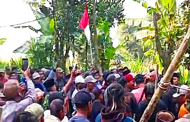 Foto : Masa mengibarkan bendera merah putih sebagai simbol penguasaan rakyat, dan memaksa mundur pihak yang dianggap preman. (doc.memoonline).