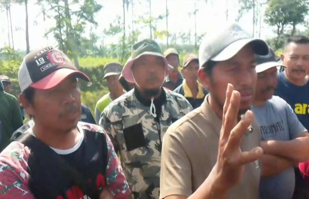 Foto : Munif, Sekjen Serikat Tani Lumajang (bertopi warna abu-abu)