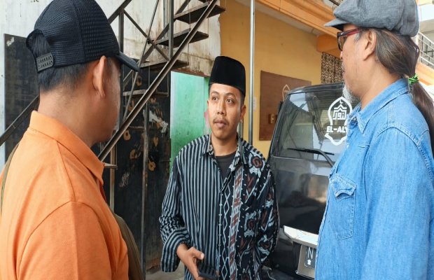 Foto : Ustad Mu'in saat menerangkan ke media