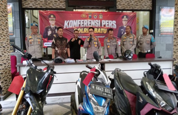 Foto: Kapolres Batu, AKBP Panji Gedhe Prabawa, saat konferensi pers 