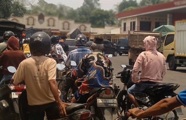 Foto: Antrean BBM Jenis Pertalite di SPBU Kertosari - Jember