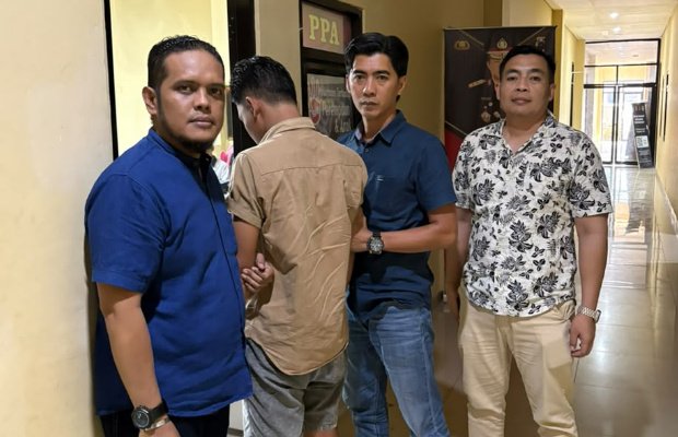 Foto: Tersangka kasus persetubuhan gadis bawah umur saat masuk ruang penyidik