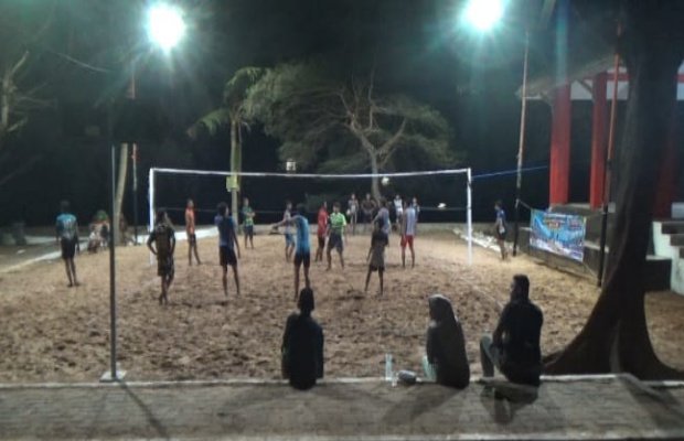 Foto : Persiapan Lomba Voli Pantai Sumenep di Pantai Slopeng