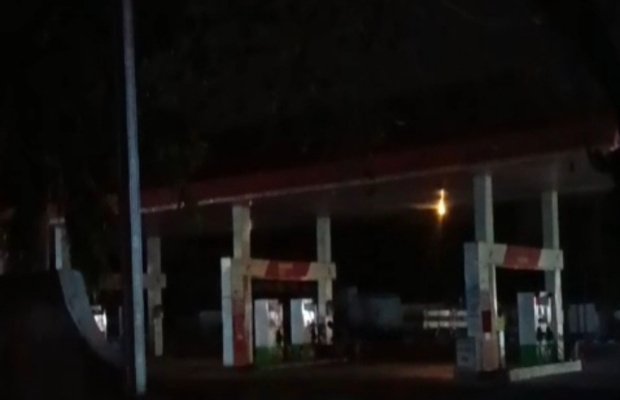 Foto: Potongan video yang diambil warga saat SPBU menjual BBM subsidi pada tengah malam