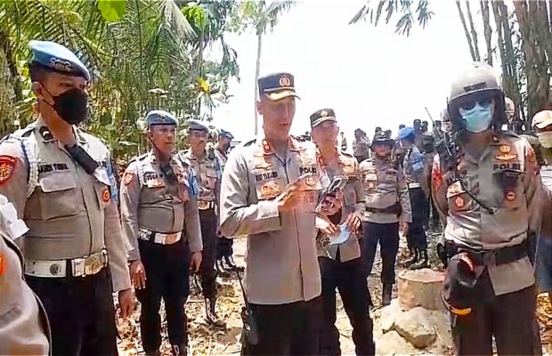 Foto : Kapolres Lumajang bersama anggota saat berada di lokasi.
