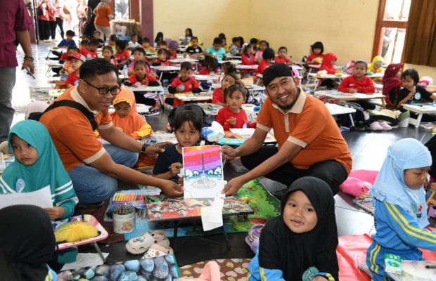 Foto: Bupati Fauzi Ditengah Peserta Lomba Mewarnai Semarak Hari Jadi ke-757 Sumenep