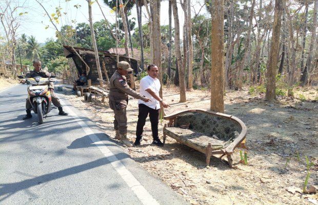 Foto: Warga Menunjuk kursi tempat ditenemukan bayi laki-laki di Prenduan