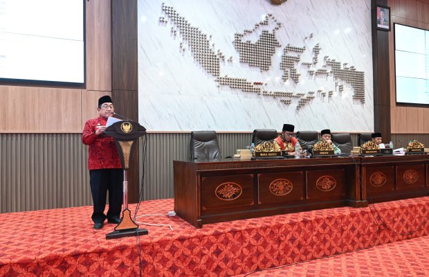 Foto: Wakil Bupati Sumenep, KH Imam Hasyim, saat membacakan Jawaban bupati atas pandangan umum tujuh fraksi DPRD