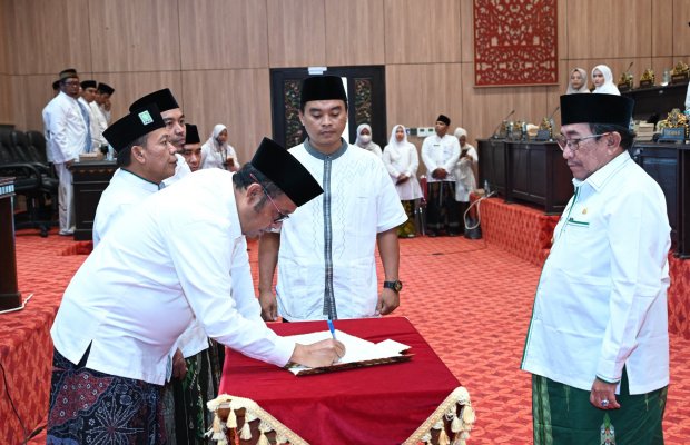 Foto: Penandatanganan Kesepakatan Raperda Dana Cadangan Pilkada 2029 (by. Ibnu)