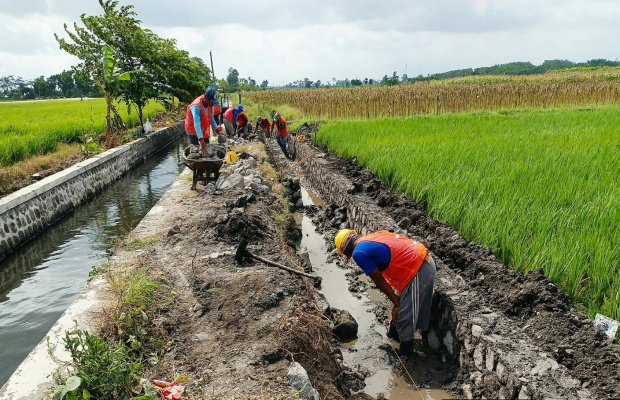 Foto : Lokasi proyek dan kondisi becek ditengah pengerjaan. (Doc.memoonline).