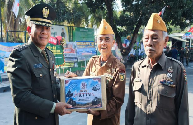 Foto : Kasdim 0821 Lumajang memberikan tanda penghormatan.