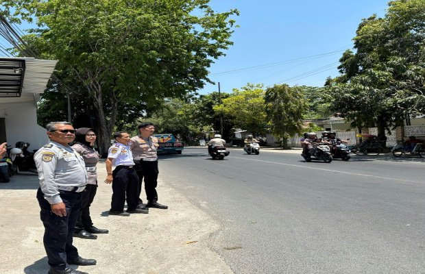 Foto: Petugas sedang mengecek titik Pelanggar Parkir dan Jam Operasional Truk di Area Perkotaan Sumenep