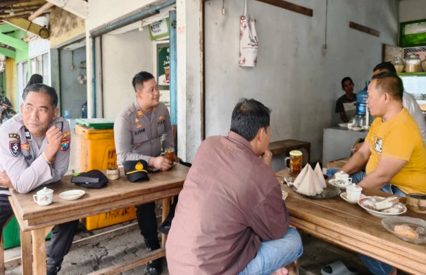 Foto : Suasana saat saat Kapolsek Klakah dan anggota bersama warga. (Doc.memoonline)