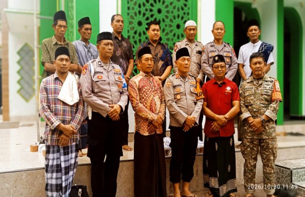 Foto: Polres Jember Bagikan Nasi Kotak ke Jemaah Masjid Al-Hikmah Pakusari