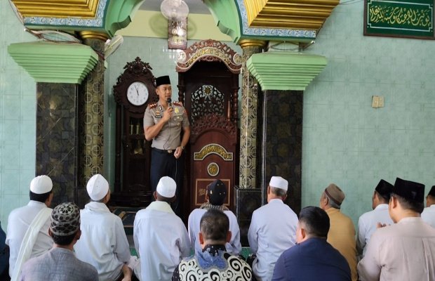 Foto : Kapolres Lumajang menyapa masyarakat. (Doc.memoonline)
