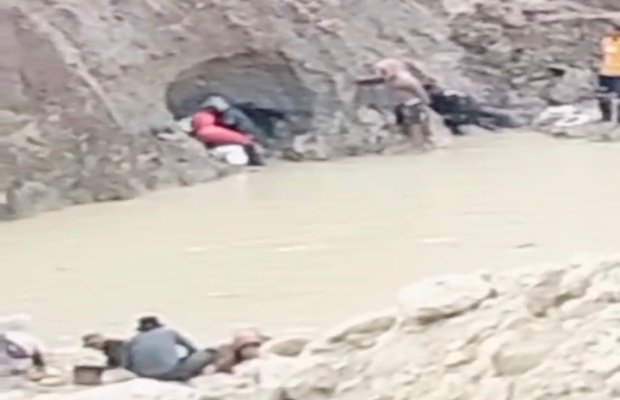 Foto: Warga sedang mengais emas dari sisa - sisa ekskavator