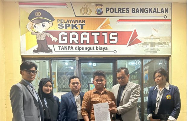 Foto: Korban Penipuan  Berkedok Imam Mahdi saat Melapor ke Mapolres Bangkalan 