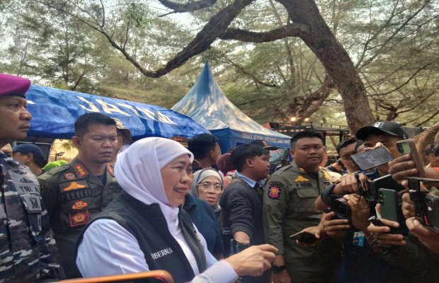 Foto: Gubernur Jawa Timur Khofifah Indar Parawansa bersama Wakil Bupati Sumenep KH Imam Hasyim saat meninjau sejumlah fasilitas pelayanan yang disediakan bagi masyarakat.