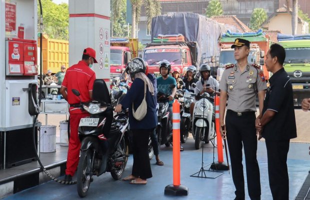 Foto : Kapolres Lumajang saat melakukan pengecekan. (Doc.memoonline).