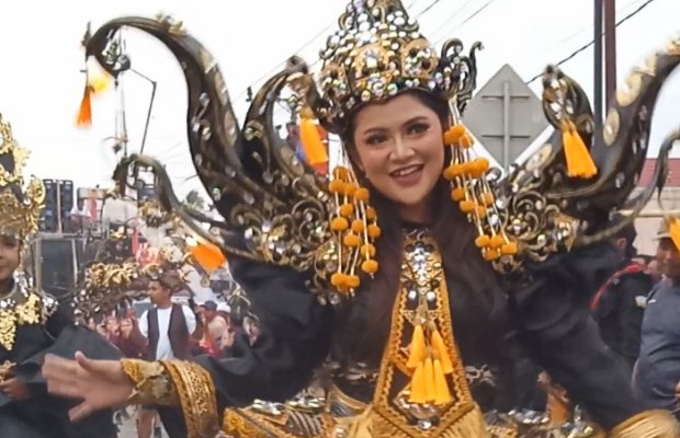 Foto: Ayu, Putri Kades Suren gunakan busana Kerajaan 