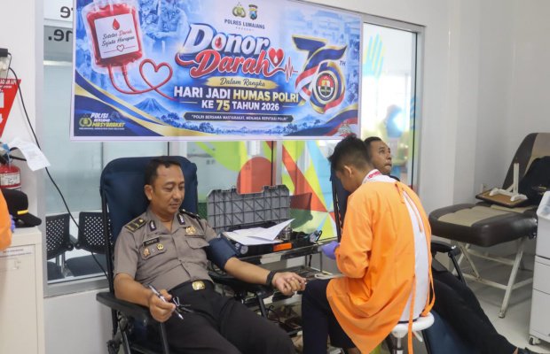 Foto : Kasi Humas Polres Lumajang Ipda Suprapto nampak mendonorkan darahnya.
