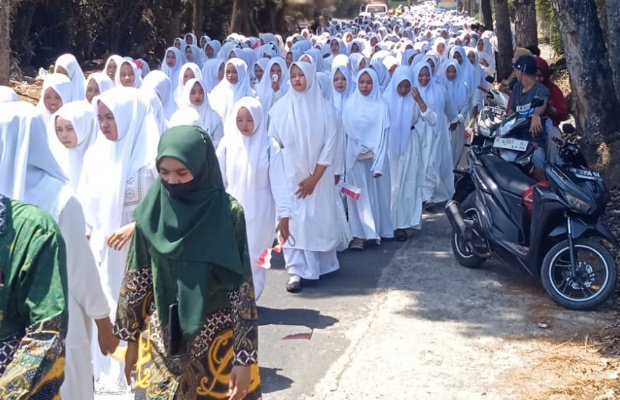 Foto: Ribuana santri di Ponpes IBU Pakusari menggelar jalan sehat dalam rangka memperingati hari santri tahun 2026.