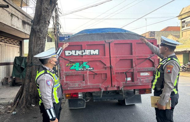 Foto: Penindakan angkutan melanggar oleh Polantas Lumajang