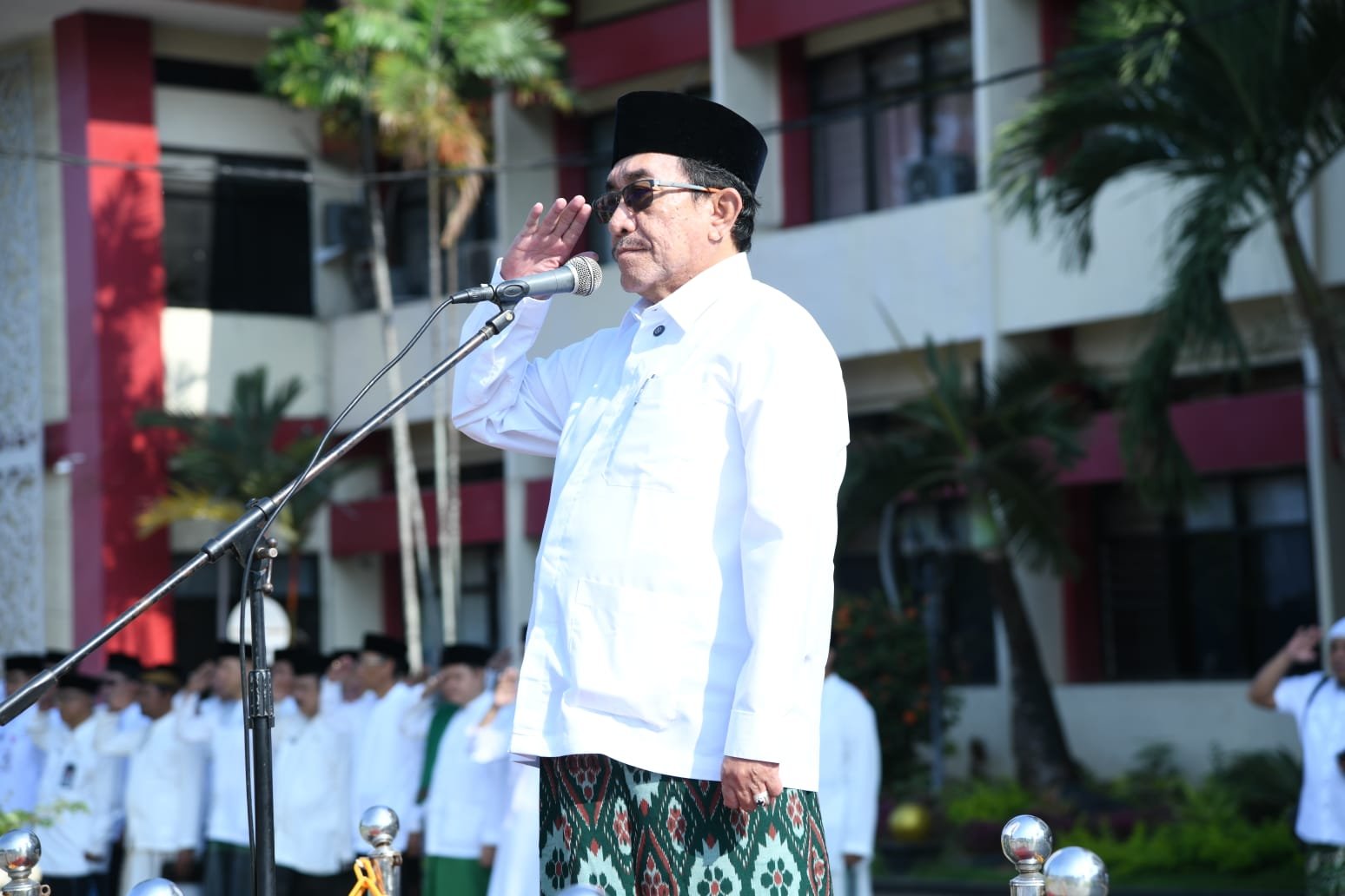 Foto: Wakil Bupati Sumenep KH Imam Hasyim saat memimpin Upacara Gabungan Peringatan Hari Santri Nasional 2026
